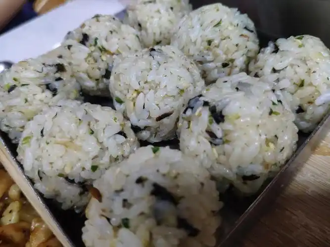 手抓饭团:孩子特别喜欢他家的手抓饭团,里面的食材放的挺全的