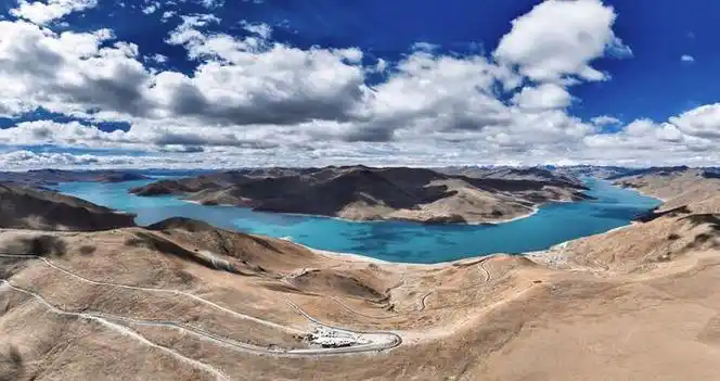 绕湖一周,随着光影与风景的变化,一个羊湖就能见到无数种湖水颜色与湖