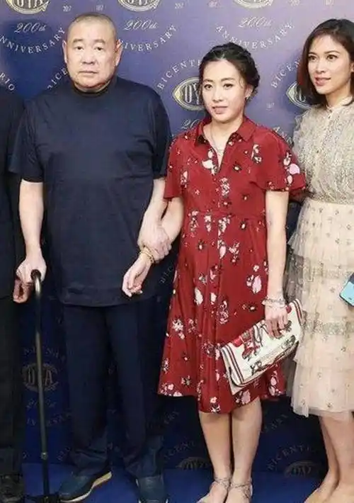 如今41岁的甘比已经有了400多亿的身家,成为香港第一女首富.