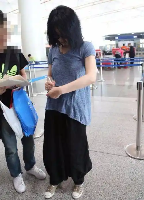 王菲看起来很普通,顶着肚子给粉丝签名,穿着却是经典的五五分_感觉