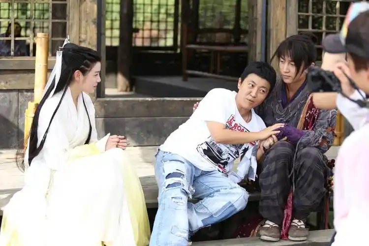 《神雕侠侣》花絮照 陈晓片场不幸挨打龇牙咧嘴