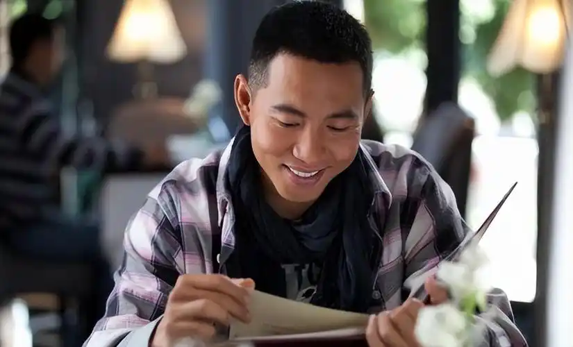 回顾谷智鑫:34岁拍戏坠马瘫痪,女友照顾他8年,未办婚礼成遗憾