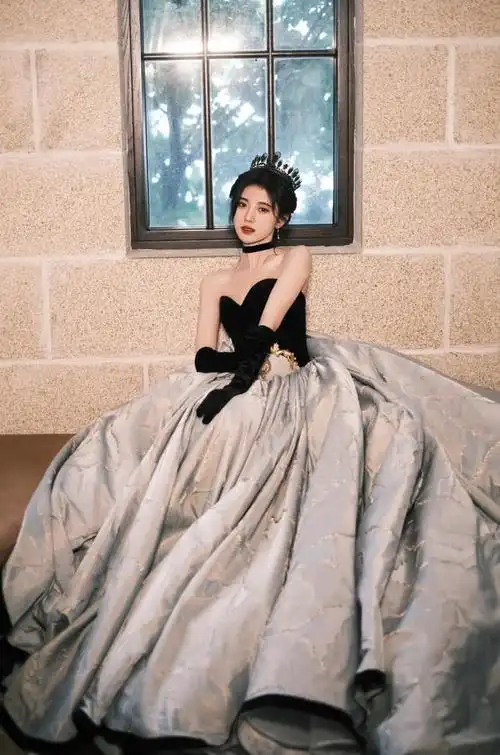 就像鞠婧祎身上的礼服,上半部分拼接了黑色的