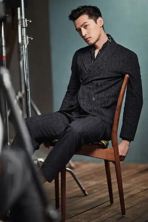 胡歌最新时尚大片 硬挺西装演绎儒雅绅士风范