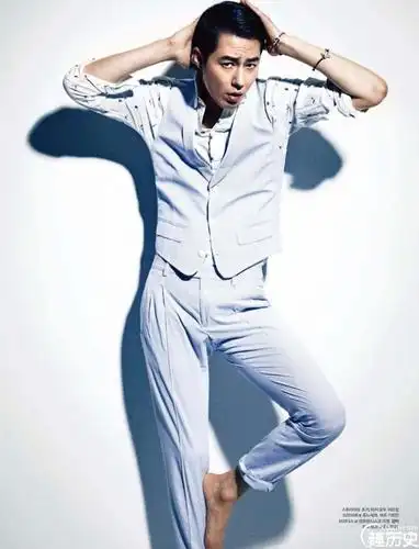 赵寅成帅气男人黑白时尚画报(5/7)