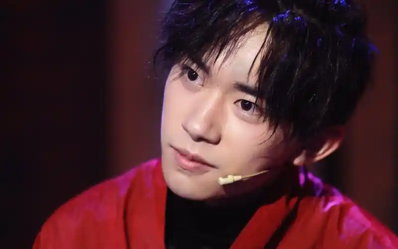 易烊千玺综艺图片高清桌面电脑壁纸