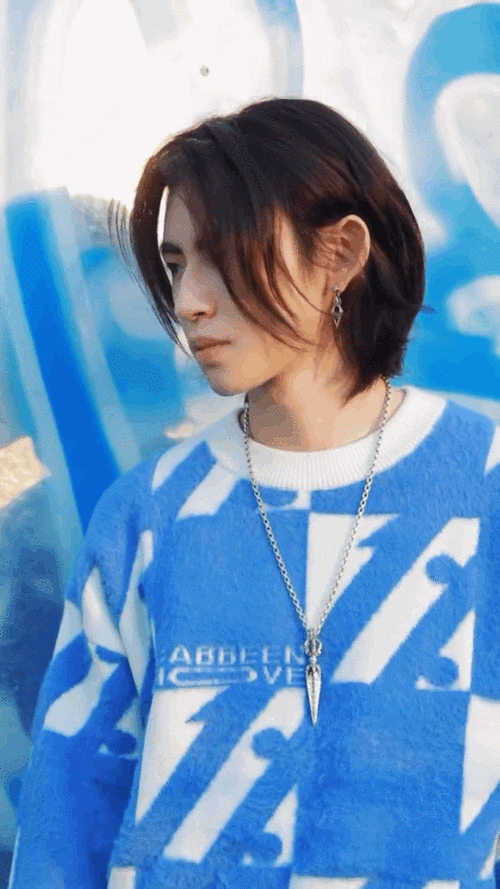 小鬼蓝色毛衣草地随拍