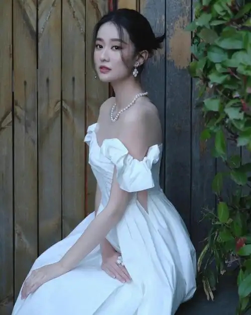 乔欣纯白纸巾婚纱写真,优雅高贵,风情妩媚!