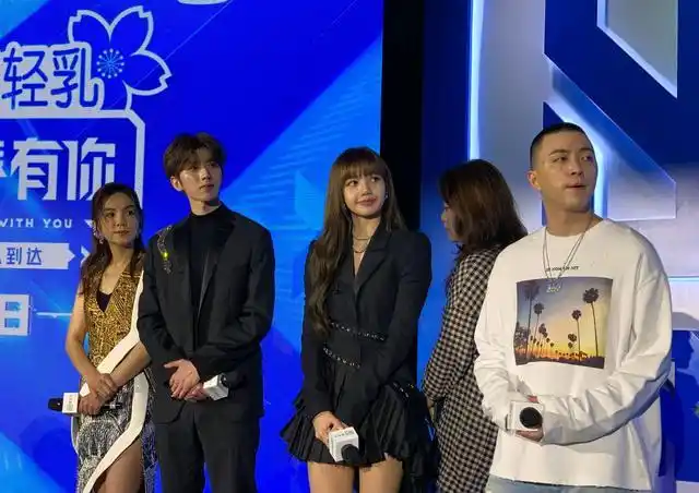 蔡徐坤lisa同框跳起捣蒜舞,这神仙画面你爱了吗?