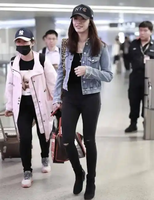 董洁真懂"少女"打扮,牛仔外套配半身裙减龄又洋气,哪像老阿姨