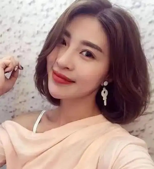 40岁女人最减龄发型,简单大方又优雅的烫发