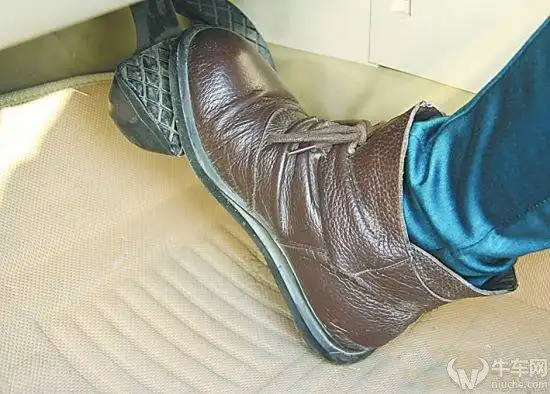 深受年轻菇凉的喜爱,但可惜它的鞋底太硬,踩踏板时不容易找到赶脚