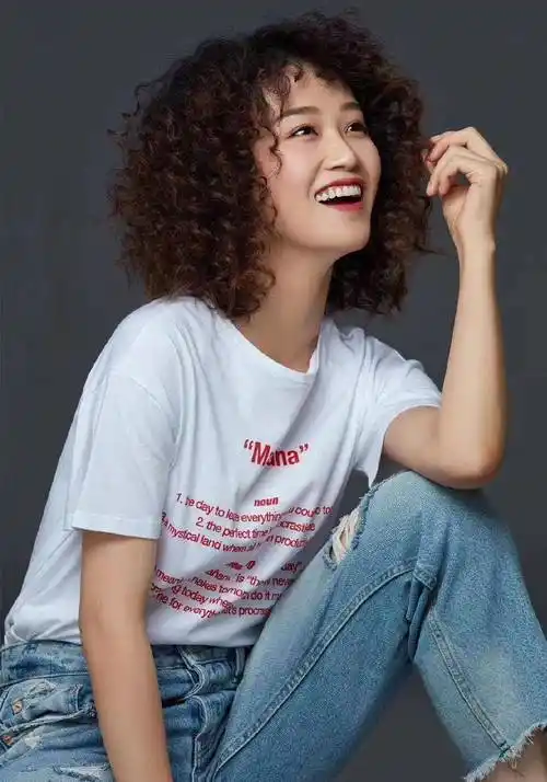 蓝盈莹最新杂志照穿紫色衬衫搭深蓝西服套装裙干练职场风