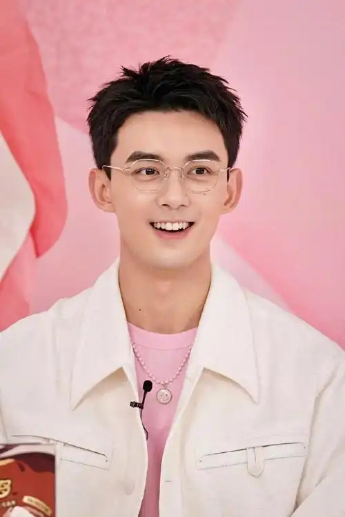 吴磊戴眼镜##吴磊最新直播状态##派丽蒙品牌代言人吴磊