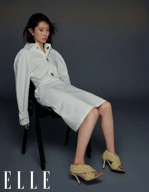 《红色高跟鞋》后刘敏涛身价暴涨,最新杂志造型出炉,这谁顶得住