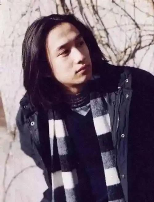 很多人可能不知道黄磊年轻时也出过专辑,《边走边唱》,《我想我是海》