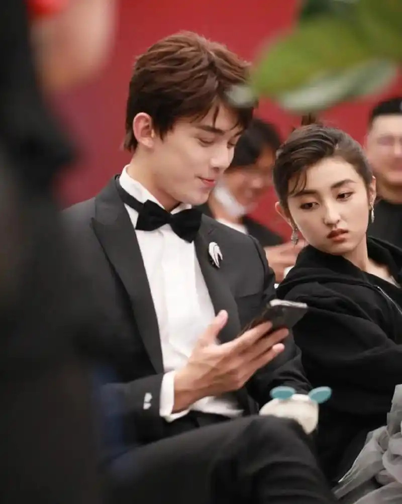 继夏至未来后张子枫吴磊一起出席活动男神这一举动太暖