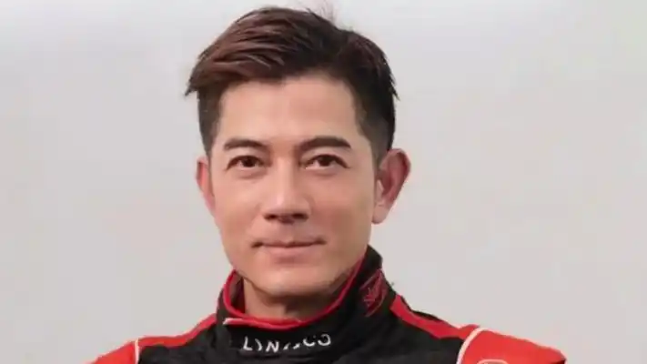 58岁郭富城现身赛车活动,身材挺拔金发大背头,状态超好不服老