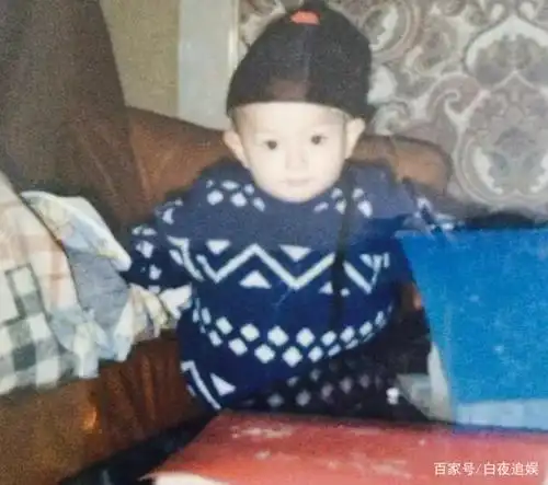 许凯的颜值有多高?看到他从小到大的童年照,有没有整容一目了然