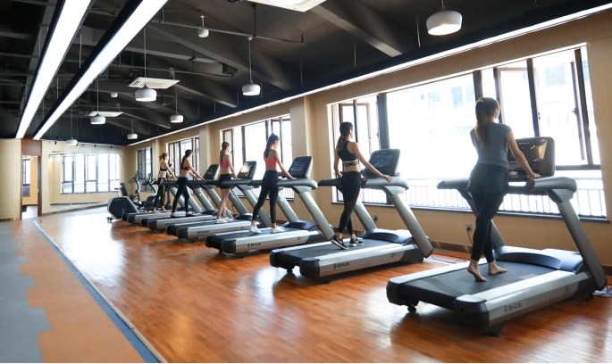 健身房跑步机实拍