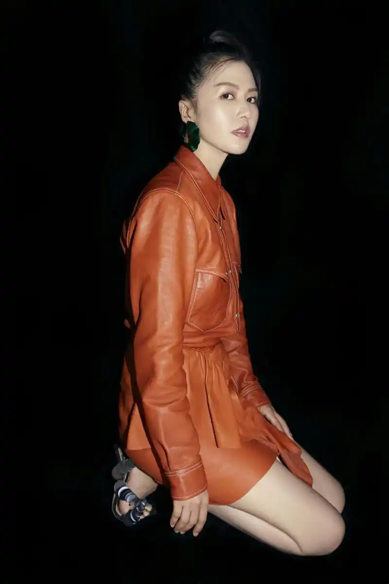 "#秋冬减肥逆袭指南# 谭维维棕色皮衣女神的优雅坐姿.