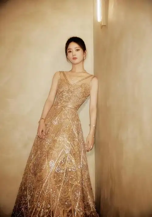 赵丽颖白玉兰红毯上一袭金黄色礼服简直鲨疯了!__财经头条