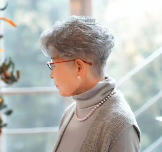 这三种短发减龄又显气质,好打理又洋气_发型_老年人_时尚