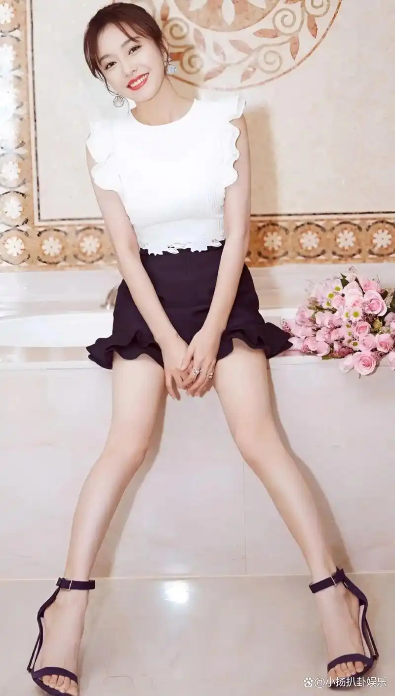 44 岁秦岚西装长筒靴配波波头引热议,真能年轻 20 岁?来一探究竟