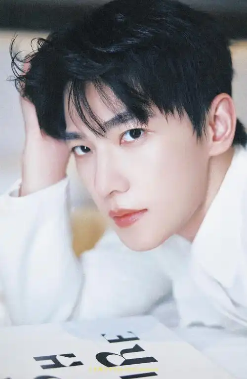 杨洋把花印在了西装上##杨洋3d印花白西装