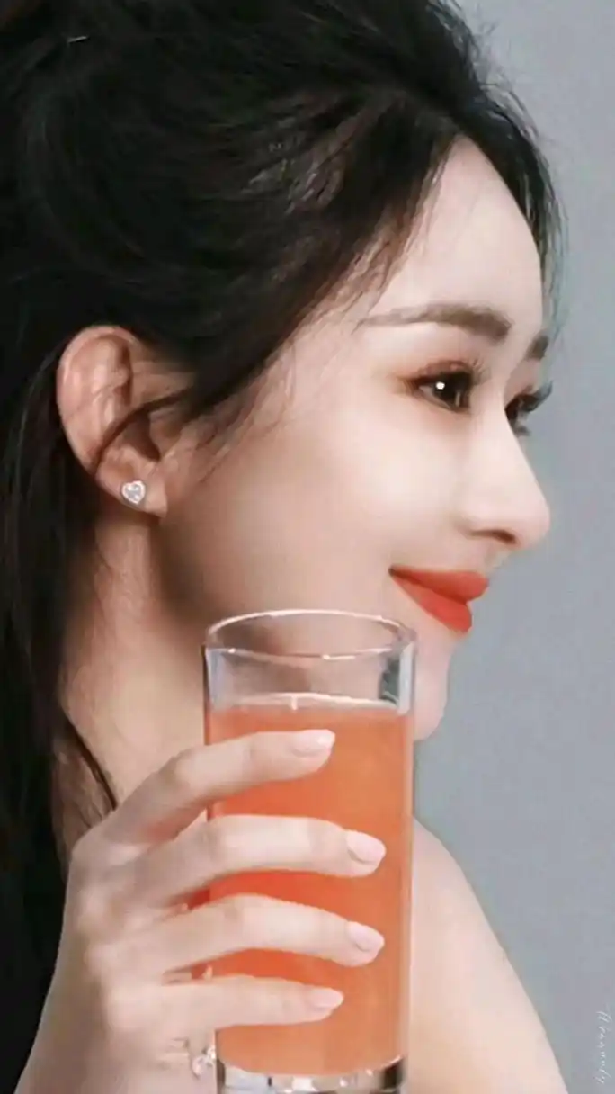 赵丽颖八月行程造型,白裙搭配半扎发高马尾,好适合夏天,好元气好甜呀