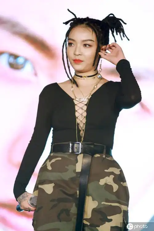 vava孩子王恋情公开二人打扮潮酷十分般配