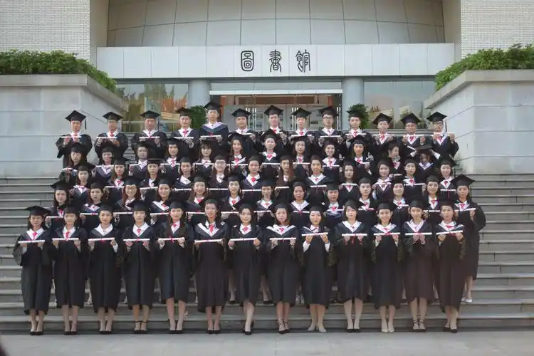 从前,也很羡慕别人毕业能穿到帅气的学士服,如今已是毕业时刻,却叹