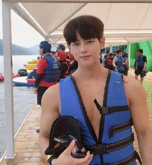 颜值精致的小鲜肉给人初恋的心动精瘦的肌肉又尽显男友力