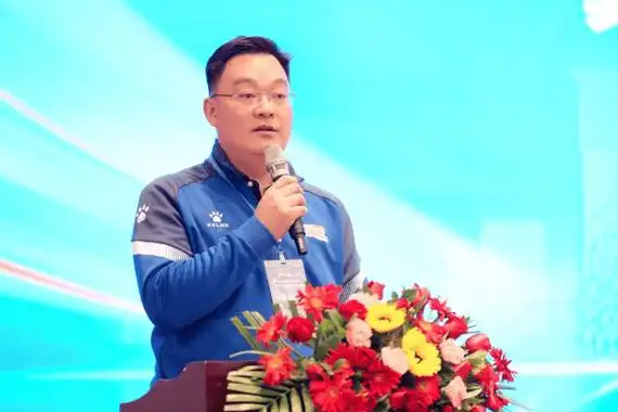 四川省地坪工程技术协会体育运动场地分会会长杨超出席会议并分别致辞