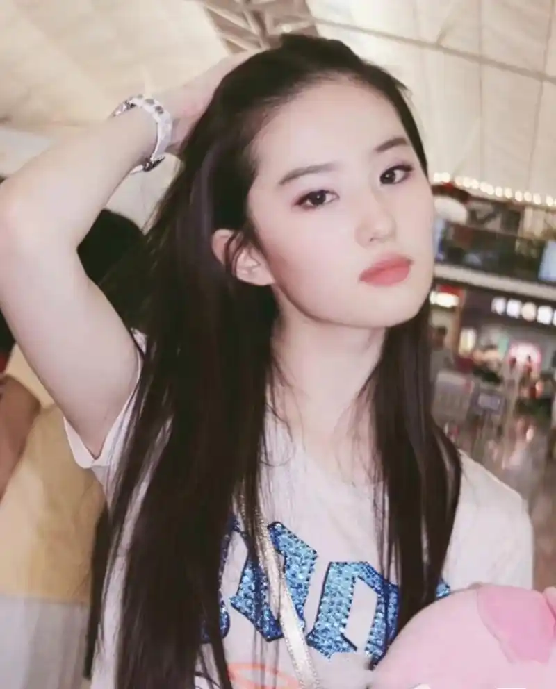 娱乐最前沿# 景甜和刘亦菲谁更美!