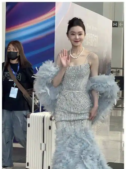 宋轶新加坡探亲家庭曝光,全家风华绝代,白敬亭遭嘲高攀?