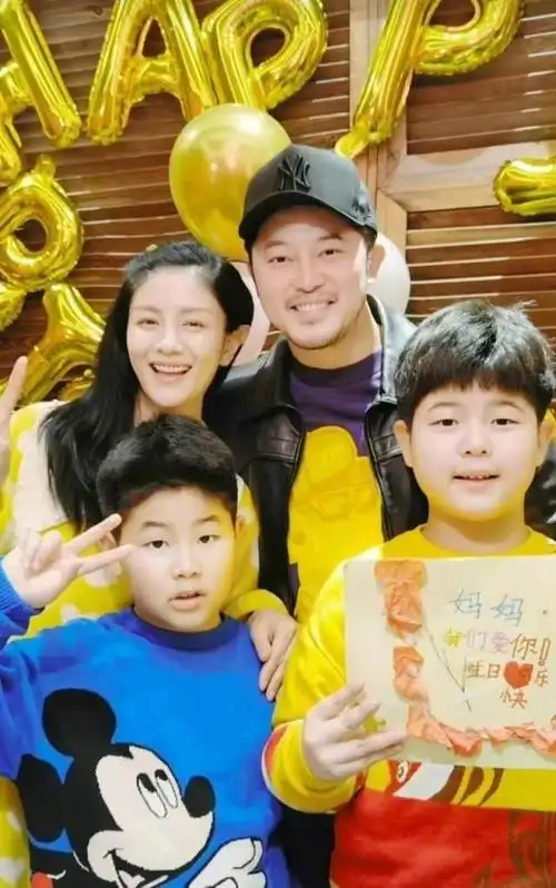 沙溢胡可全家福曝光!夫妻同框似父女,9岁儿子胖到认不出恐长残