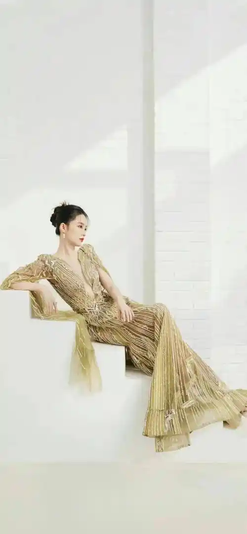 原创李沁惊艳亮相深v领金色礼服展现性感魅力璀璨如星光闪耀全场