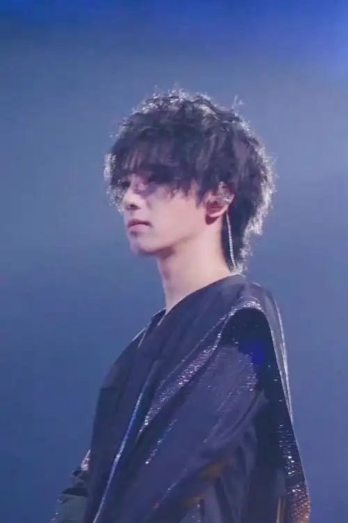 飒飒华立风,庆祝他四岁了,我们也发自内心地祝福每个阶段的华晨宇发光