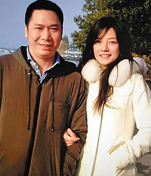 47岁赵薇久违现身:脸胖如盘,素颜显苍老,被曝与黄有龙已离婚?