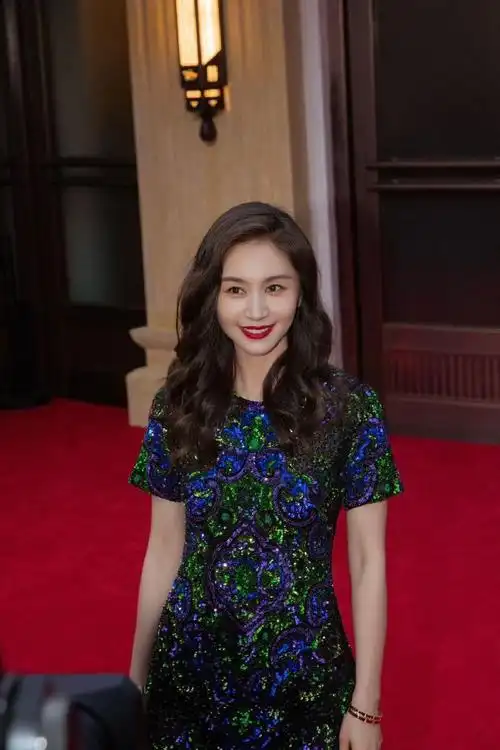 王子文卷发红唇##王子文多巴胺黑裙