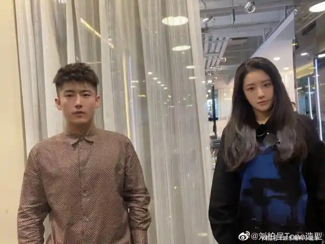 论女明星的偶像自觉喻言和男友人的合照