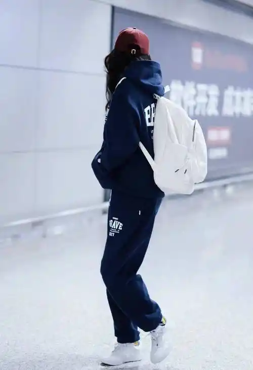 关晓彤现身机场,身穿时尚穿孔罗纹毛衣,清新休闲,尽显活力!