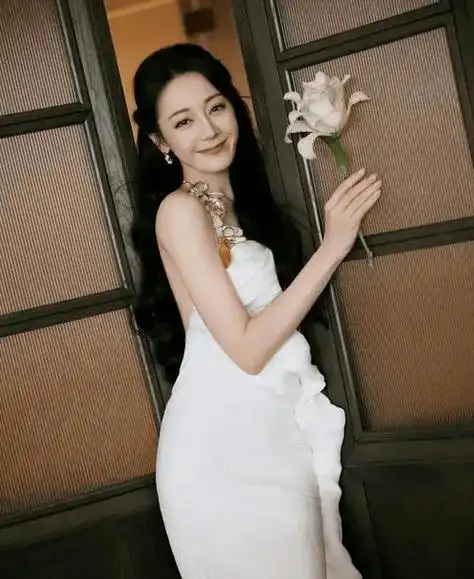 31岁迪丽热巴,饱满性感韵味十足!