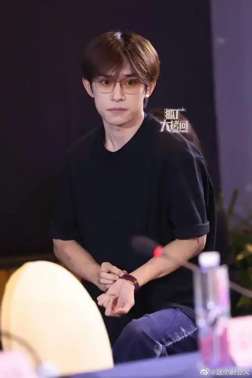 易烊千玺金属眼镜##易烊千玺边走边整理表带