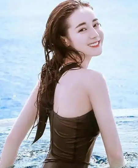 迪丽热巴大方晒泳装照从水里站起来时网友身材比杨幂的还好