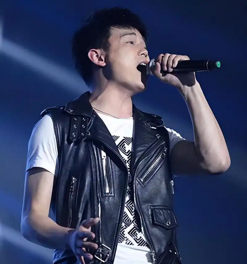 张恒远,一个纯朴认真的好声音学员,用他的歌声充满了活力和力量,赢得