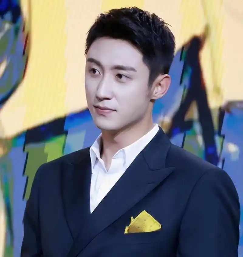 黄景瑜近期因感情问题备受关注.