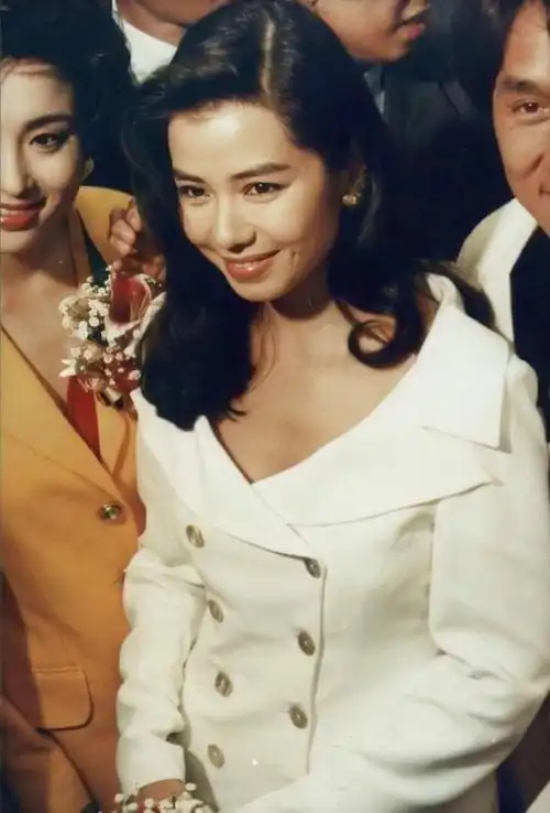 钟楚红真是风情万种卷发水果唇港味十足回眸一笑太动人