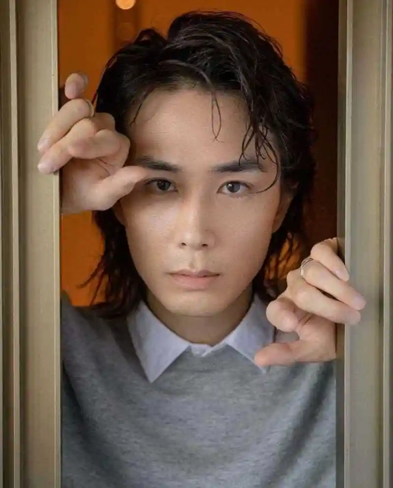 戚薇和李承铉最新时尚大片来喽.